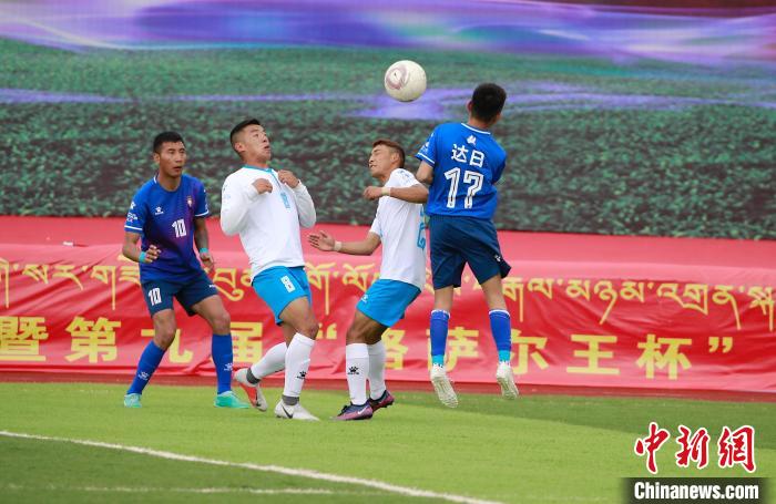 圖為班瑪隊(白)與達(dá)日隊在球場進(jìn)行比拼?！●R銘言 攝