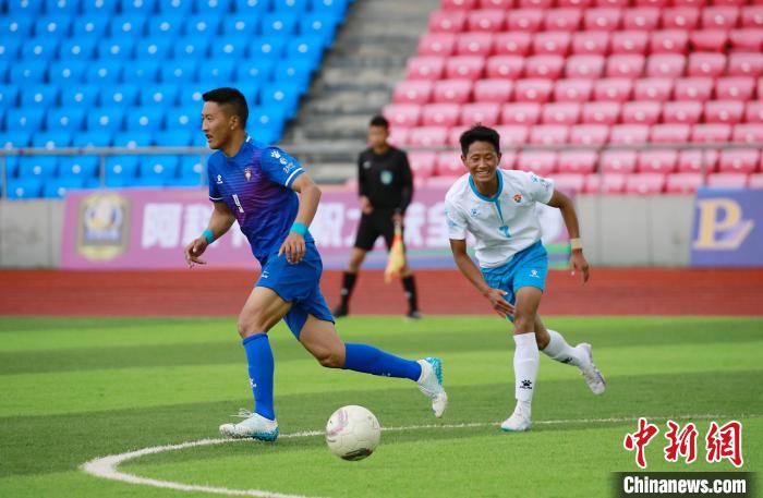 圖為班瑪隊(白)與達(dá)日隊隊員在球場感受快樂足球?！●R銘言 攝