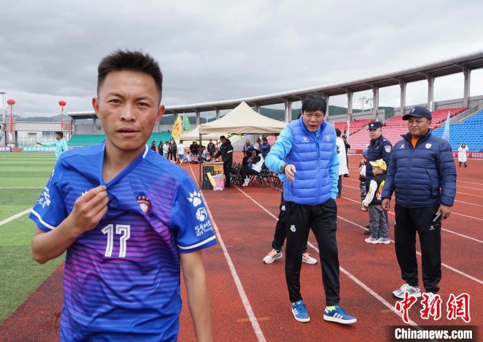 圖為范志毅在球場邊指導(dǎo)球員?！●R銘言 攝