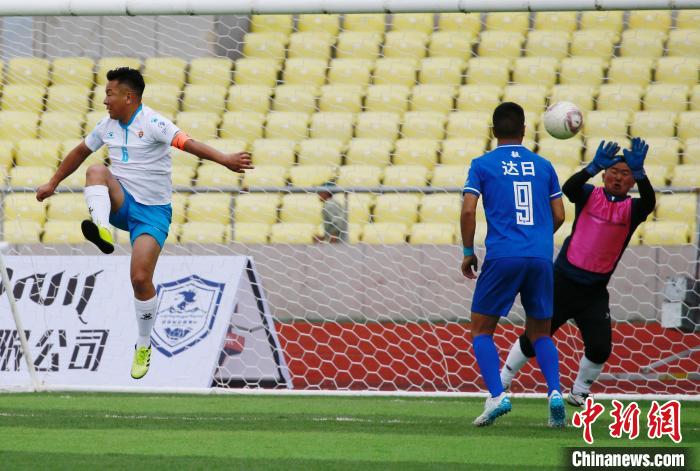 圖為班瑪隊(白)與達(dá)日隊在球場進(jìn)行比拼?！●R銘言 攝