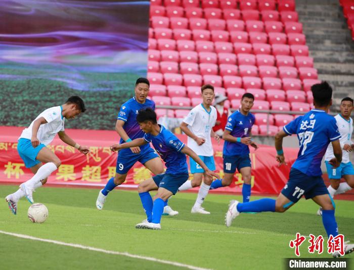 圖為班瑪隊(白)與達(dá)日隊在球場進(jìn)行比拼?！●R銘言 攝