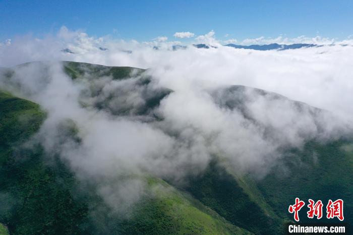 航拍賽來塘鎮(zhèn)山間云霧繚繞。　馬銘言 攝