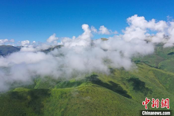 航拍賽來塘鎮(zhèn)山間云霧繚繞?！●R銘言 攝