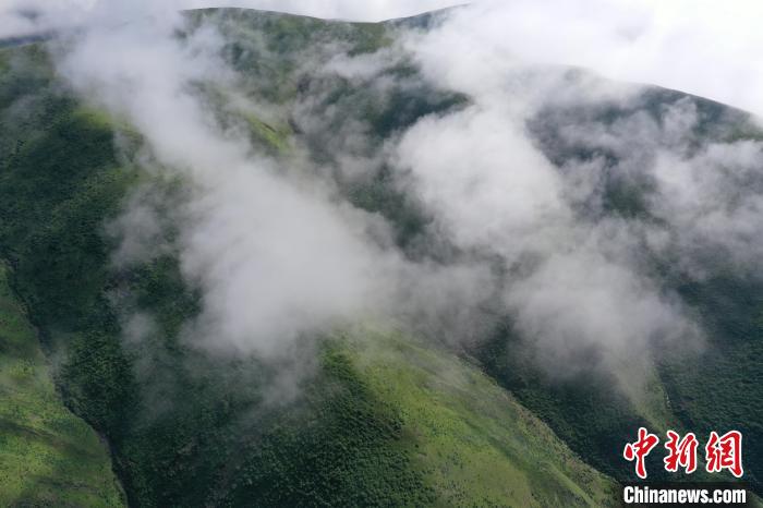 航拍賽來塘鎮(zhèn)山間云霧繚繞?！●R銘言 攝