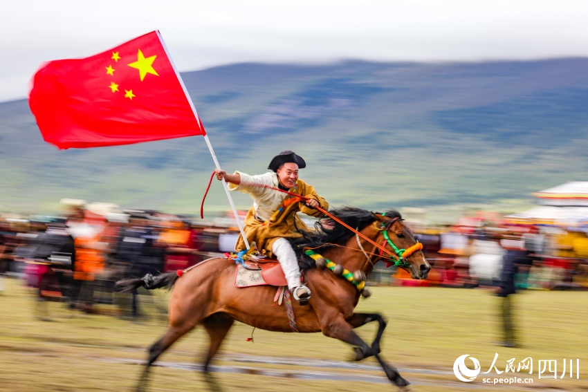 馬術(shù)表演現(xiàn)場。洛絨尼瑪攝