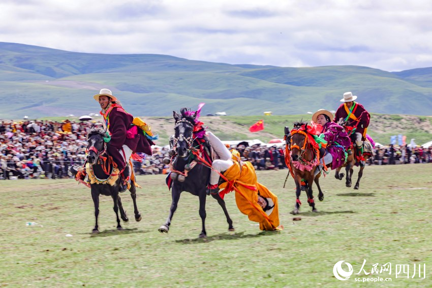 馬術(shù)表演現(xiàn)場。洛絨尼瑪攝