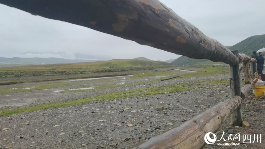 塔公鎮(zhèn)在公路沿線設(shè)置木柵欄用于物理防護(hù)。人民網(wǎng)記者 王洪江攝