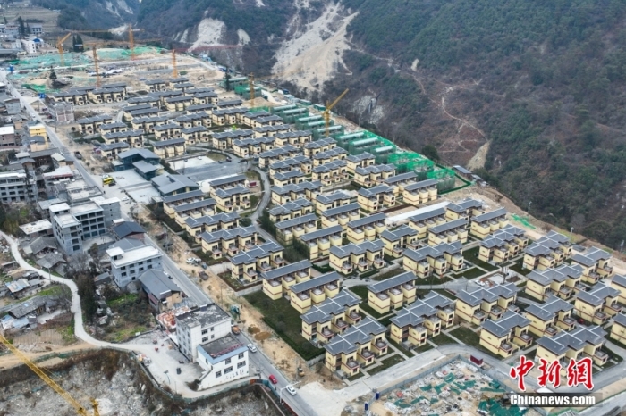 圖為2月1日，瀘定磨西鎮(zhèn)震后重建的安置小區(qū)。(無(wú)人機(jī)照片)<a target='_blank' href='/'><p  align=