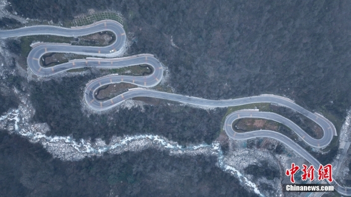 圖為2月1日，震后重建的海螺溝景區(qū)道路。(無人機(jī)照片)<a target='_blank' href='/'><p  align=