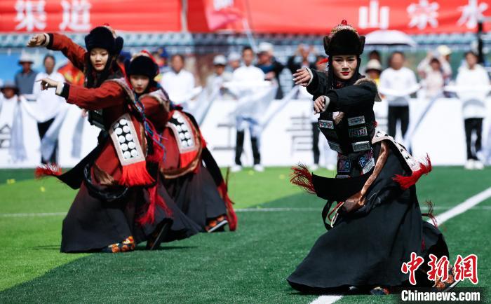 青海門源：國(guó)家級(jí)非遺華熱藏族服飾亮相“青超聯(lián)賽”