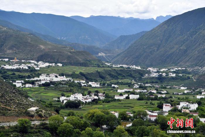 四川鄉(xiāng)城:高山腳下的白藏房