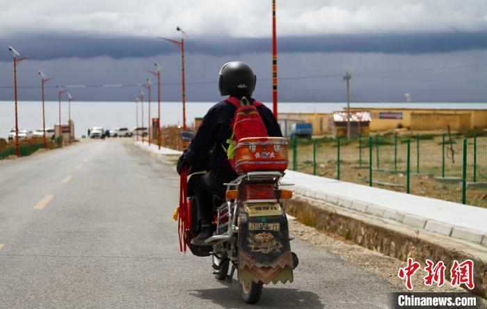 圖為白瑪從家中前往湖邊巡邏?！≮w朗 攝