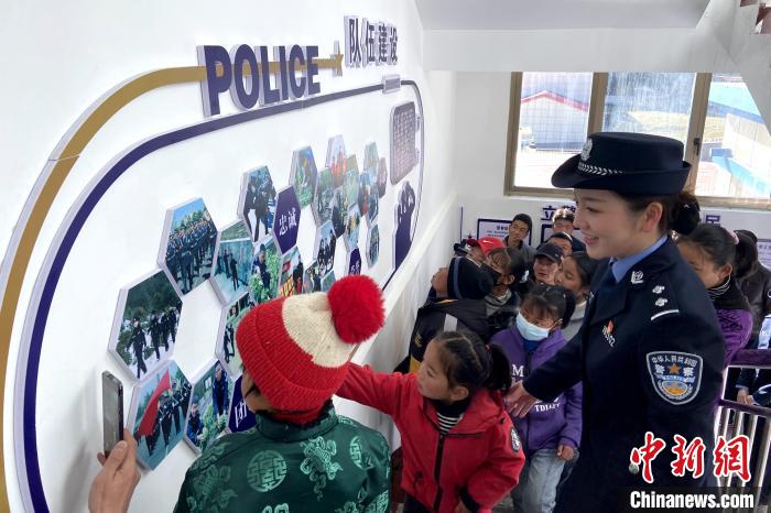 山南邊境管理支隊(duì)勒布邊境派出所舉行警營開放日活動(dòng)，邀請(qǐng)駐地民眾進(jìn)警營，了解民警工作生活?！∏f冀 攝