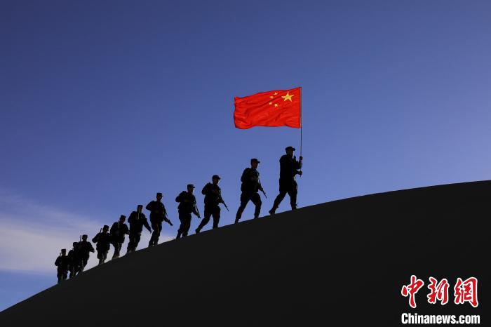 日喀則邊境管理支隊(duì)幾腳橋邊境檢查站民警在轄區(qū)開展巡邏工作?！↓埿▲P 攝