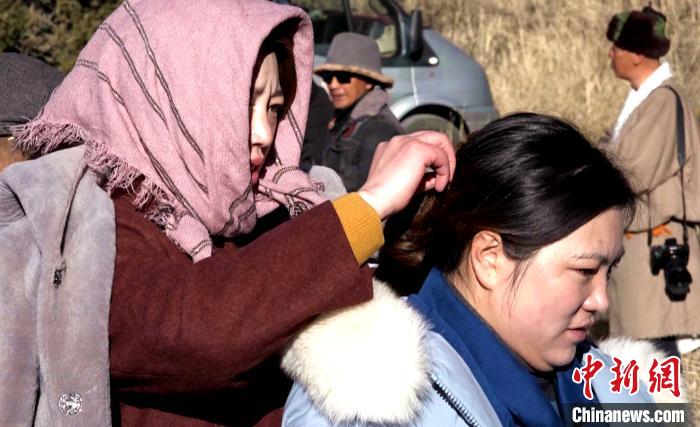 圖為1月13日，電影《雪域青春》群眾演員做拍攝準(zhǔn)備?！∝暽＠?攝