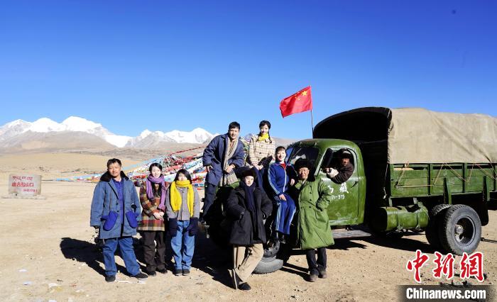 圖為電影《雪域青春》主創(chuàng)團(tuán)隊(duì)在西藏唐古拉山拍攝點(diǎn)?！z制組供圖 攝