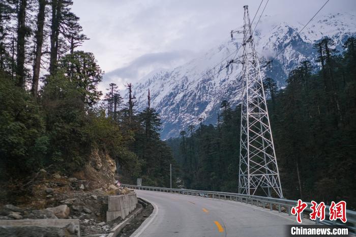 目前唯一進(jìn)出墨脫的公路波墨公路?！『闻罾?攝