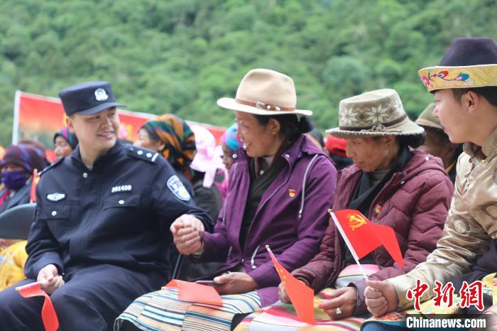 圖為李陽(yáng)副所長(zhǎng)(前排左一)與卓嘎、央宗姐妹共同參加愛(ài)國(guó)主義教育活動(dòng)。　德吉 攝