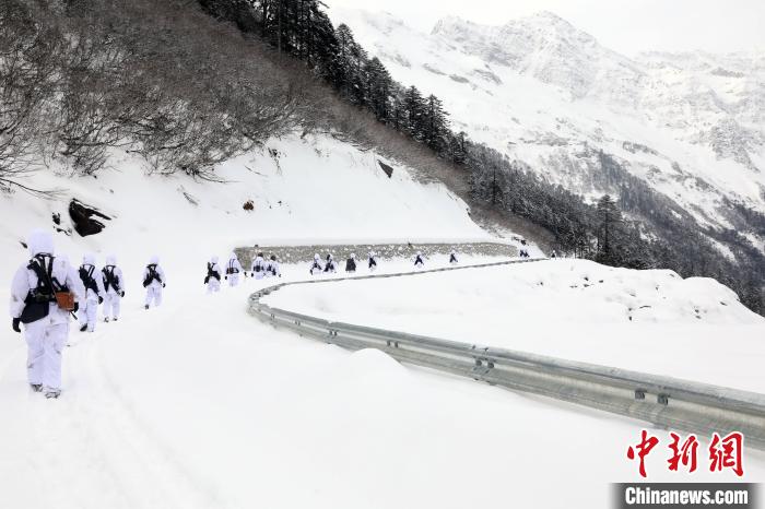 圖為徒步前進?！铎o 攝