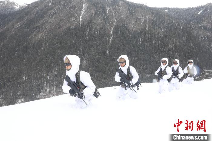 圖為徒步前進。　靳河新 攝