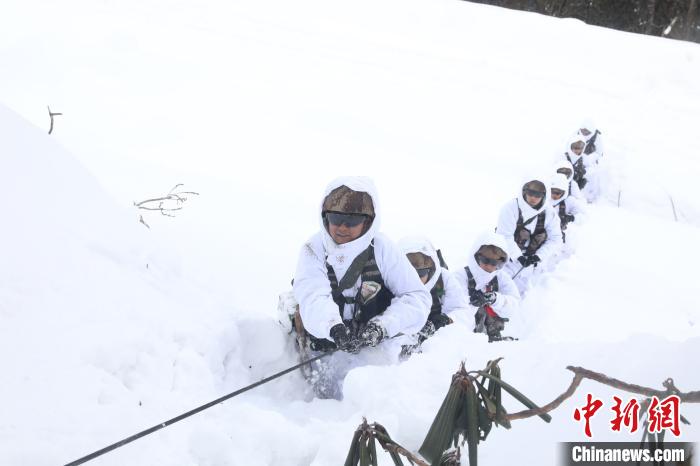 圖為依靠纜繩攀爬?！铎o 攝