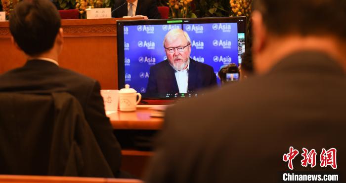 圖為外國專家通過線上進(jìn)行分享交流。　趙朗 攝