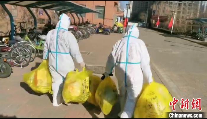 收集垃圾?！¤F西區(qū)委宣傳部 攝