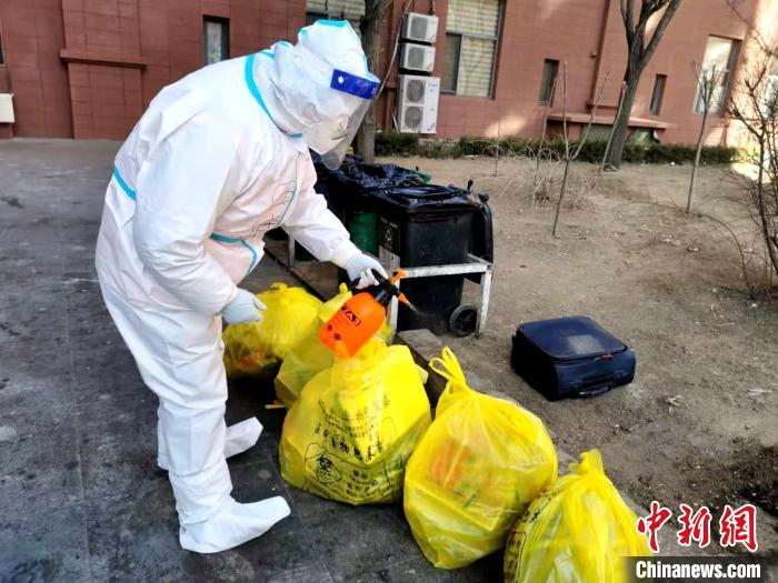 給垃圾做消殺?！¤F西區(qū)委宣傳部 攝