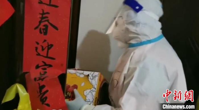 為封閉在家居民送快遞?！¤F西區(qū)委宣傳部 攝