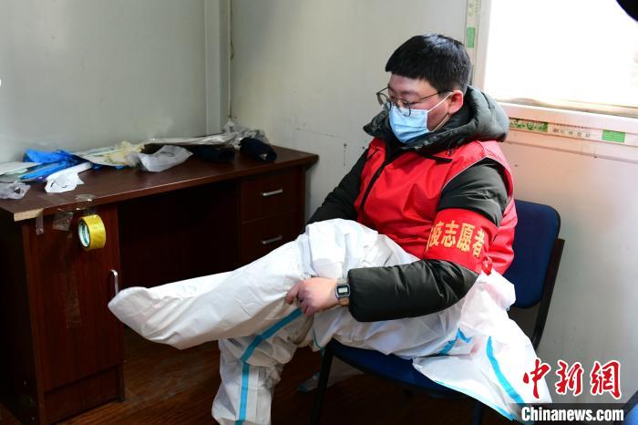 穿防護(hù)服?！¤F西區(qū)委宣傳部 攝