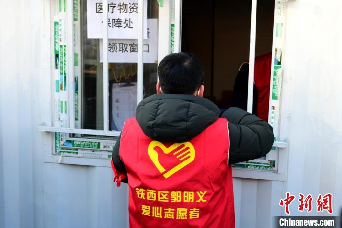 領(lǐng)防護(hù)用品?！¤F西區(qū)委宣傳部 攝