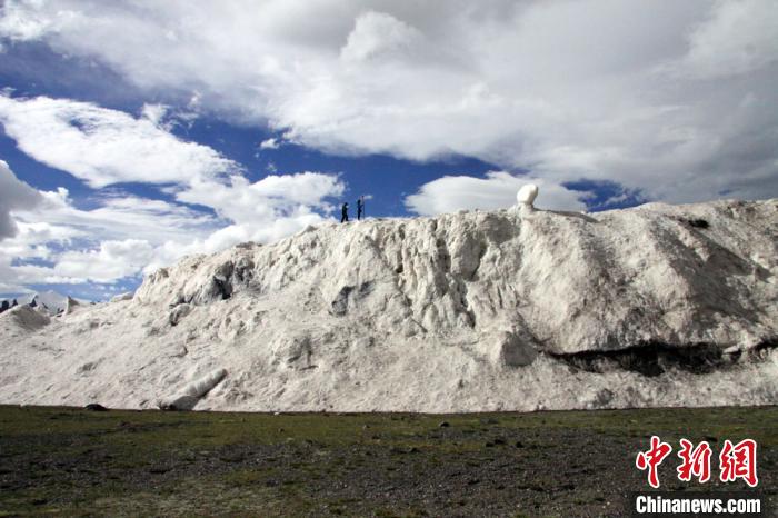 2016年7月冰崩后測量冰崩扇厚度。中科院青藏高原所 供圖