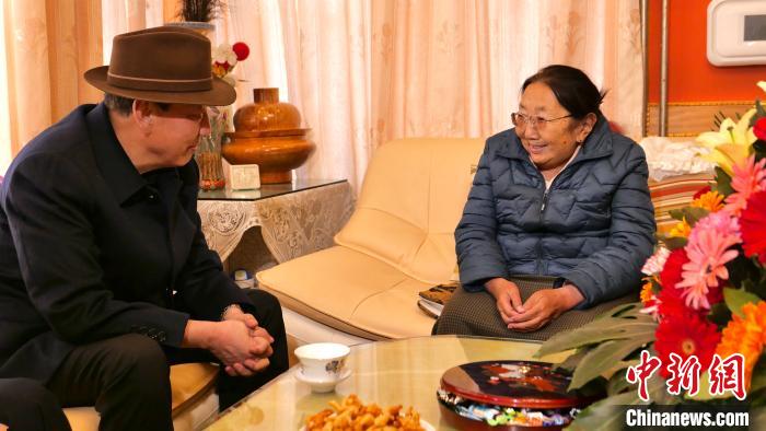 西藏自治區(qū)黨委統(tǒng)戰(zhàn)部部長(zhǎng)旦科一行慰問(wèn)黨外人士、愛(ài)國(guó)宗教人士及歸國(guó)藏胞