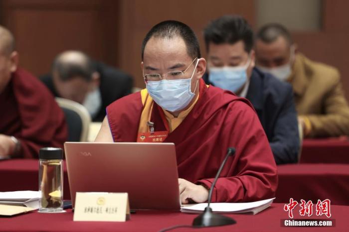 3月9日上午，全國政協(xié)十三屆四次會(huì)議舉行小組會(huì)議，討論“兩高”工作報(bào)告，審議各項(xiàng)決議和報(bào)告草案。圖為北京友誼賓館宗教界別委員小組會(huì)議現(xiàn)場，全國政協(xié)常委、中國佛教協(xié)會(huì)副會(huì)長、中國佛教協(xié)會(huì)西藏分會(huì)會(huì)長班禪額爾德尼·確吉杰布參加討論。<a target='_blank' ><p  align=