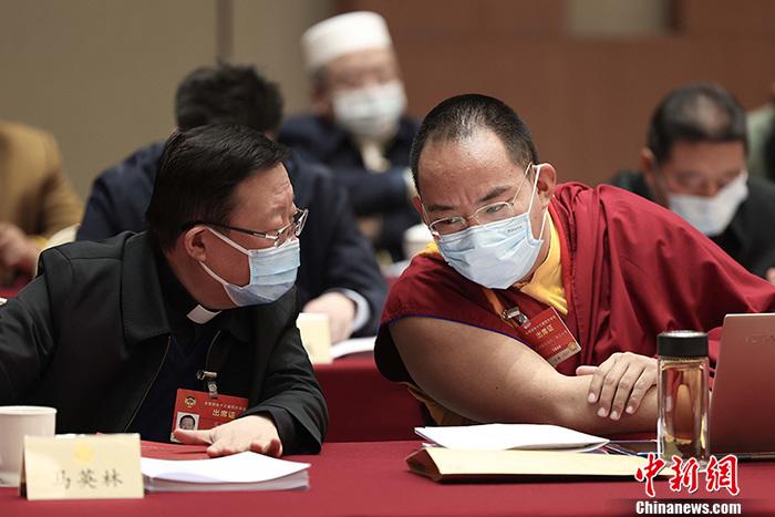 3月9日上午，全國政協(xié)十三屆四次會(huì)議舉行小組會(huì)議，討論“兩高”工作報(bào)告，審議各項(xiàng)決議和報(bào)告草案。圖為北京友誼賓館宗教界別委員小組會(huì)議現(xiàn)場，全國政協(xié)常委、中國佛教協(xié)會(huì)副會(huì)長、中國佛教協(xié)會(huì)西藏分會(huì)會(huì)長班禪額爾德尼·確吉杰布(右)與全國政協(xié)常委、中國天主教主教團(tuán)主席馬英林(左)交流。<a target='_blank' ><p  align=