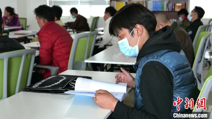圖為正在閱讀“杰松達(dá)孜”藏歷法教材的學(xué)員。　謝牧 攝