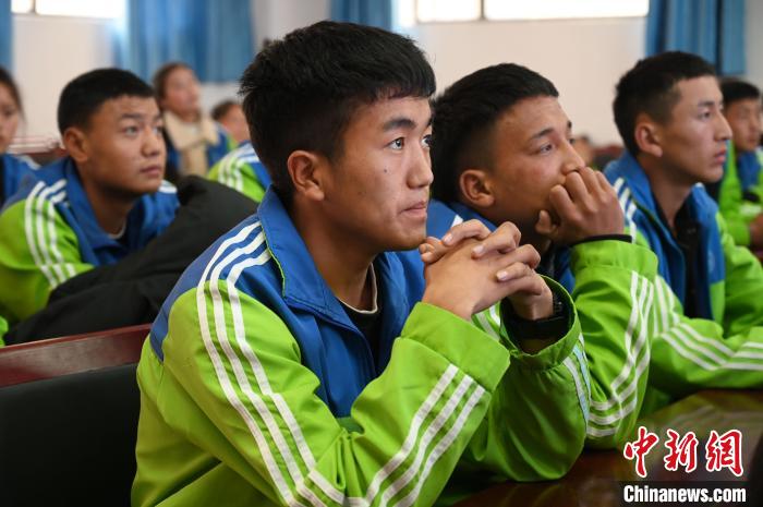 圖為學(xué)生在聆聽授課。