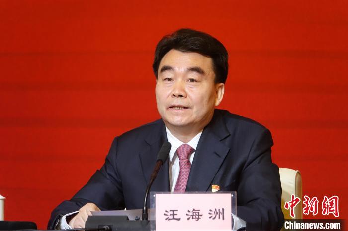 汪海洲在發(fā)布會(huì)上介紹西藏自治區(qū)黨史學(xué)習(xí)教育開展情況?！∪轿木?攝