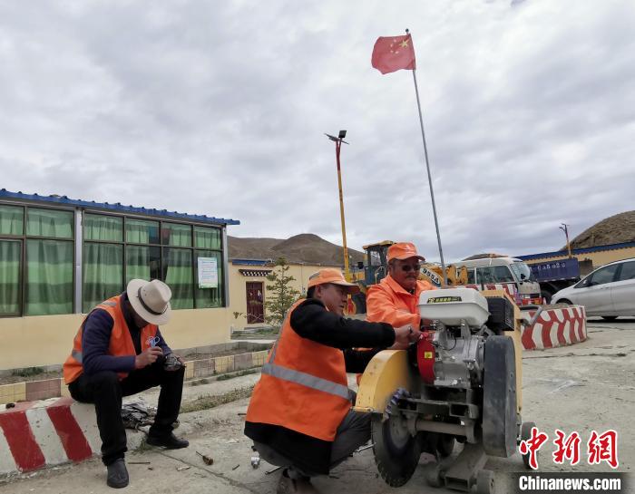 西藏養(yǎng)路工人:與自然抗?fàn)幱脨?ài)澆筑“生命線”