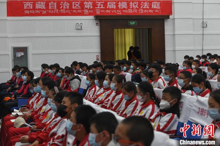 圖為西藏自治區(qū)第五屆模擬法庭現(xiàn)場(chǎng)?！∝暩聛?lái)松 攝