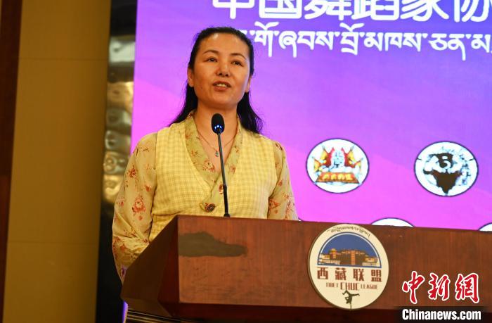 圖為西藏自治區(qū)舞蹈家協(xié)會(huì)主席達(dá)娃拉姆致辭?！≮w朗 攝