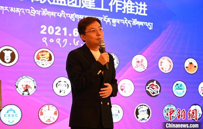 圖為中國(guó)舞蹈家協(xié)會(huì)街舞委員會(huì)常務(wù)副主任、秘書長(zhǎng)夏銳致辭?！≮w朗 攝