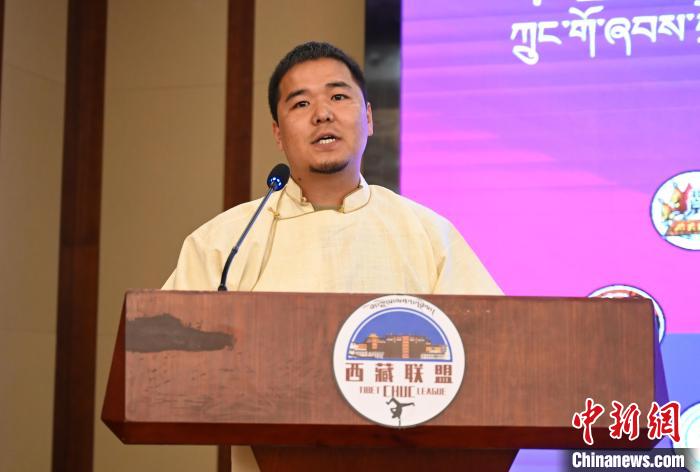 圖為西藏街舞聯(lián)盟常務(wù)副主任朗卡旺青致辭?！≮w朗 攝