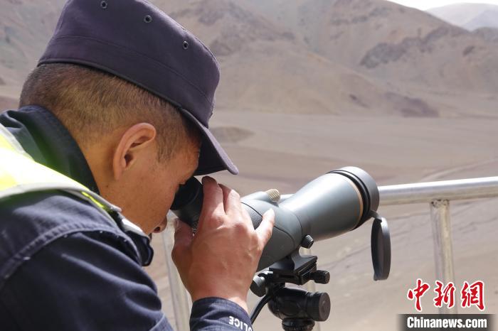 索朗曲扎用望遠鏡查看邊境情況?！∪轿木?攝