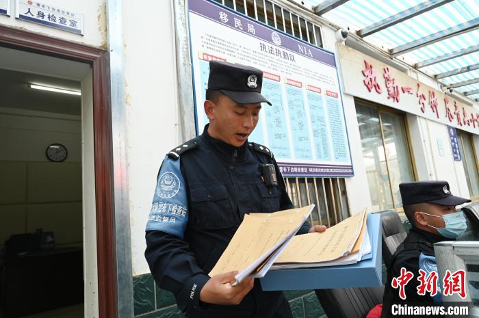 圖為洛桑朗嘎向記者展示卷宗。　趙朗 攝