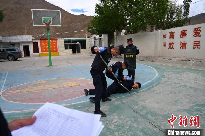 圖為移民管理警察進行警務技能考核。　趙朗 攝