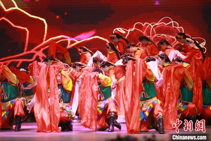 圖為農(nóng)行西藏分行演出現(xiàn)場(chǎng)?！∞r(nóng)行西藏分行 供圖