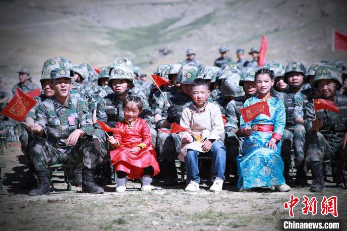 圖為駐地小朋友參加此次活動(dòng)?！?普布扎西 攝