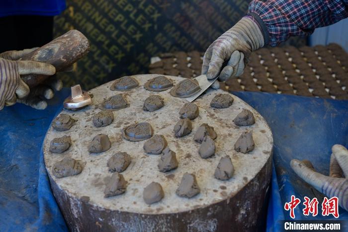 6月14日，拉薩的手工藝人制作“擦擦”。 <a target='_blank' ><p  align=