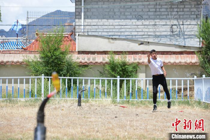 圖為西藏自治區(qū)拉薩市賽馬場內(nèi)市民在體驗“打牛角”項目。　貢嘎來松 攝